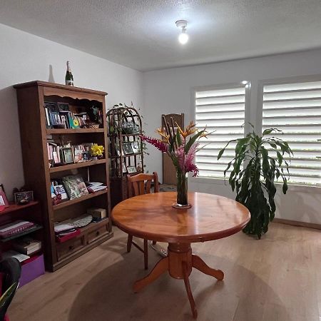 Chambre Chez L'Habitant A 5Mn De L'Aeroport 萨莱比梅 外观 照片